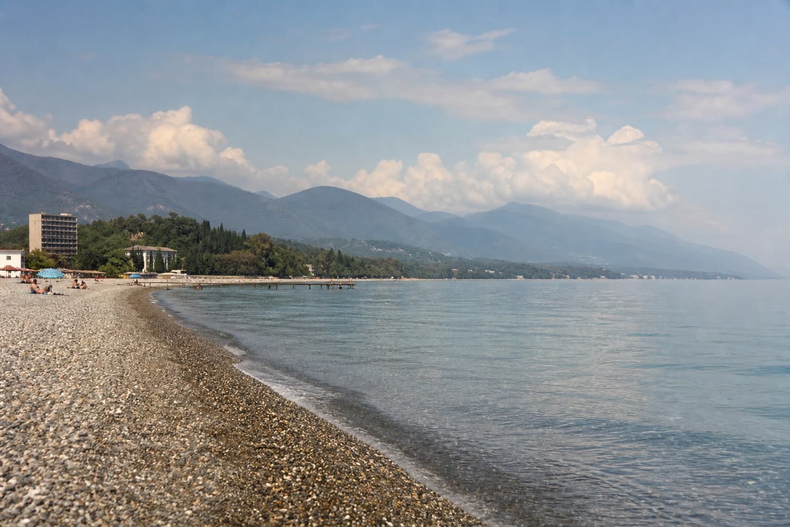 Широкий пляж без толпы: спокойное море и много пространства (иллюстративно).