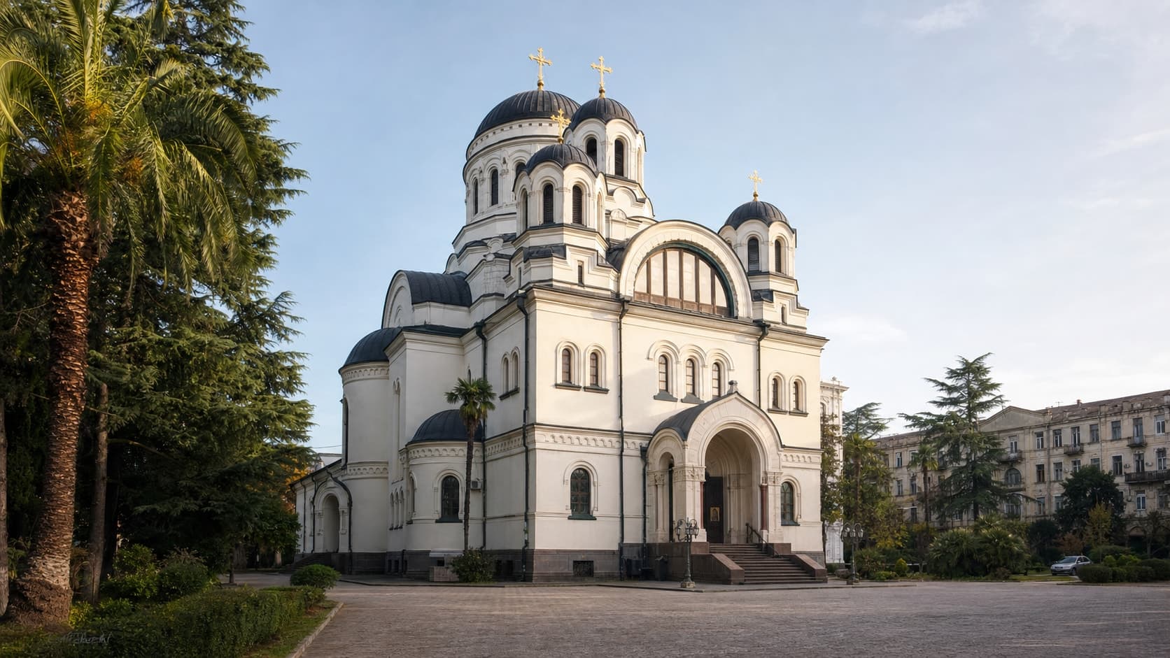 Благовещенский собор Сухума: белый фасад, купола и тихий городской двор.