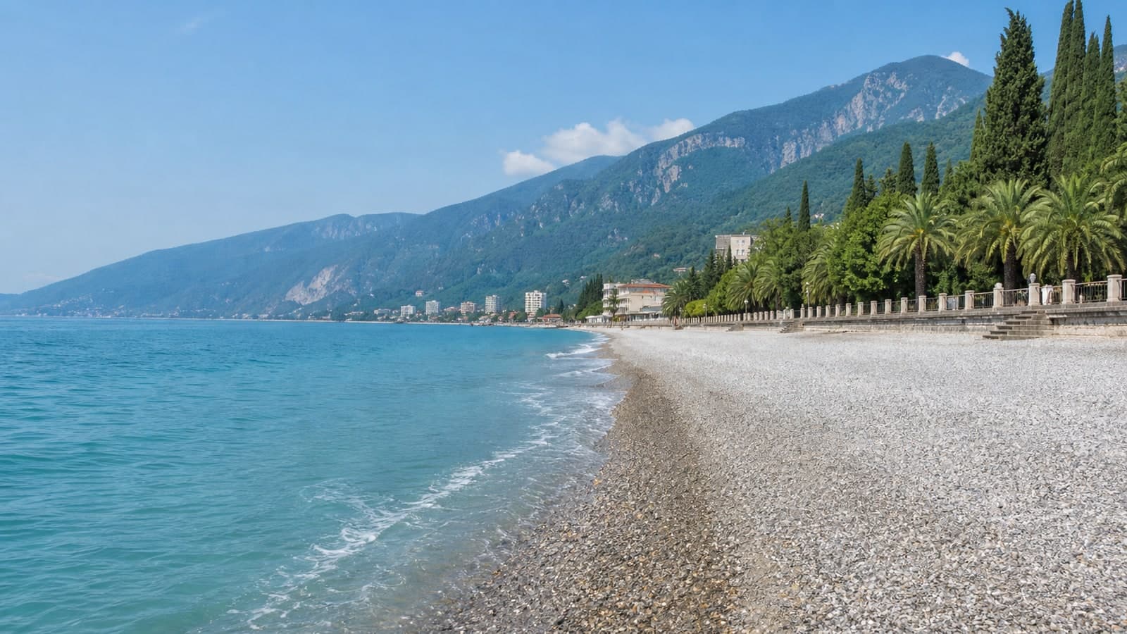 Центральный пляж Гагры: галька, спокойная вода и горный курортный фон.